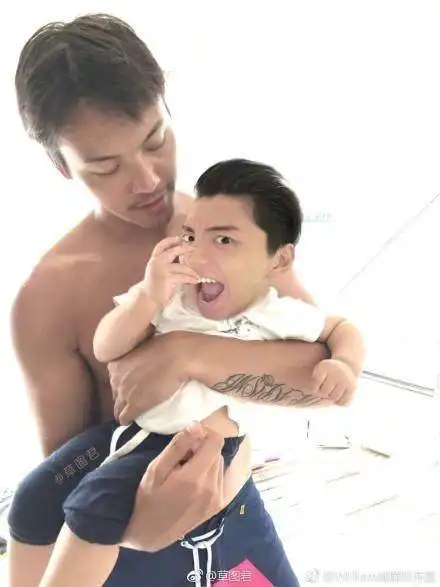 千万少女红了脸陈伟霆满脸胡渣秀性感肌肉,抱着侄女画面感人
