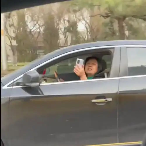 原来是惯犯网曝外交豁免权女子,边开车边用手机录像,并骂其他司机有毛病