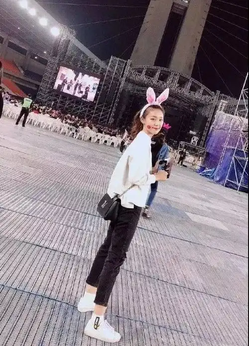 周杰伦演唱会小仙女致前任镜头靠近一点,让你老婆看看我多漂亮...