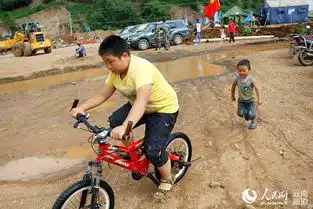 云南鲁甸地震灾区安置点的欢乐笑容重回孩子脸庞