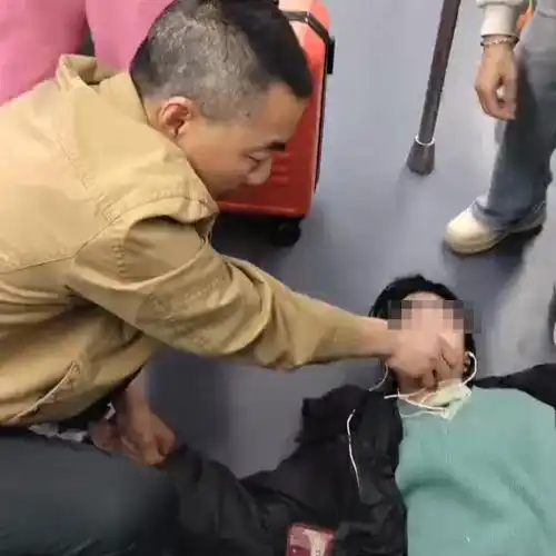 成都地铁现暖心一幕女子疑因低血糖昏迷,男乘客抱下车救助,还拿出棒棒糖救急