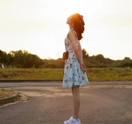 王鸥穿连衣裙玩街拍,拍照动作堪称一绝,动作简单却高级又减龄