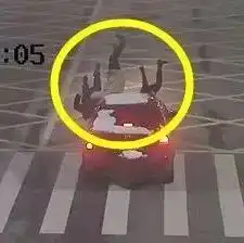 女司机开车擦窗撞飞3人,你还敢分心驾驶吗