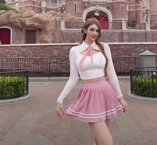 为热度硬扮少女,张琪格新造型人辣眼睛,粉丝这年纪真的不合适