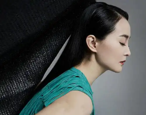 一向低调的晴格格王艳,这次与儿子高调出镜,45岁的她真像大姐姐