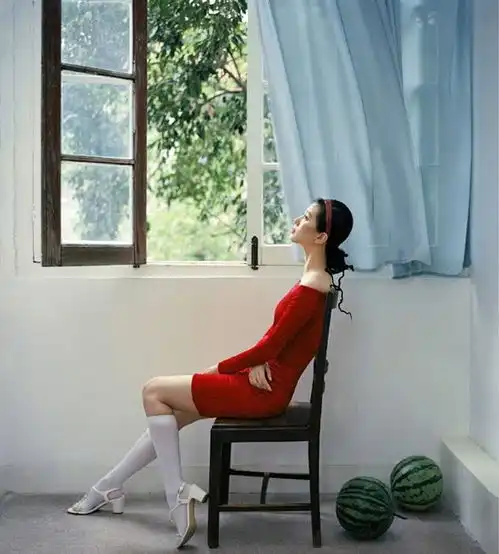 气质女星刘诗诗淡雅如菊,30岁的女人就该这样穿,气质出众