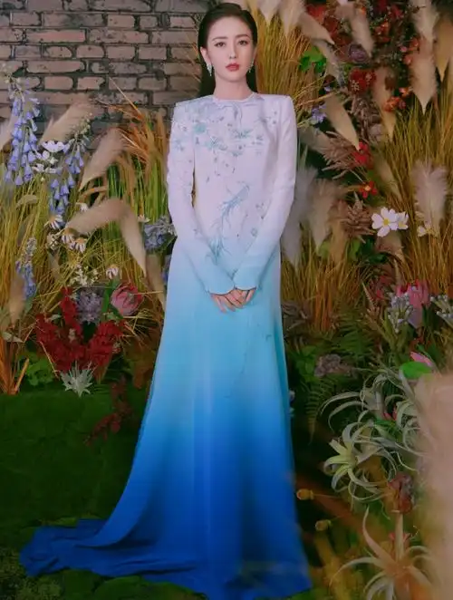 佟丽娅不愧是内地第一美人,性感露面惹人动心,这颜值太绝了