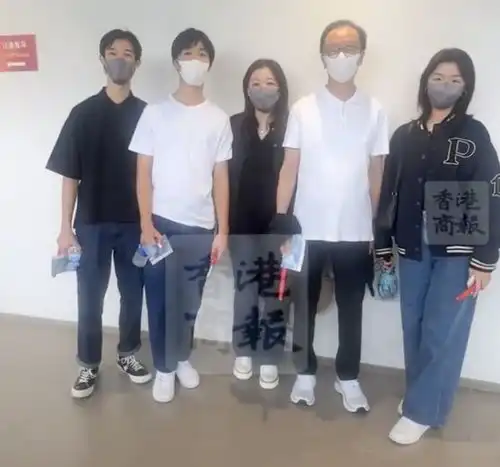 伏明霞一家五口罕现身,观看奥运健儿跳水表演,两儿一女都长大了