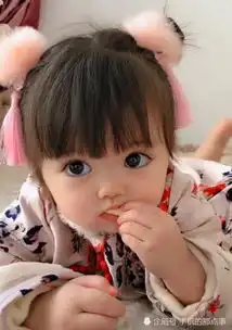 女孩吃东西,抬起头的一瞬间,网友太像年画宝宝了