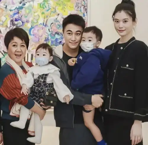奚梦瑶何猷君带娃逛街,两个保姆照顾一对儿女,豪门生活好惬意