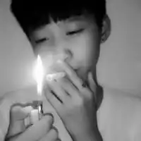 右拿烟左手拿打火机抽烟照片微信头像图片大全