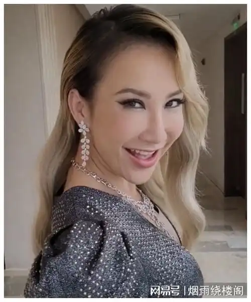 李玟紧身裙摆拍,蚂蚁腰蜜桃臀尽显,网友不像45岁的女人
