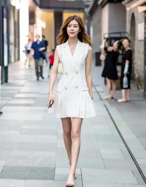 被姑娘的气质吸引了,穿连衣裙温婉迷人,女神范儿十足