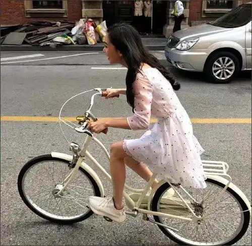 angelababy清纯公主范街头拍广告,公安警告你这样太危险