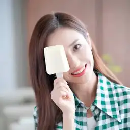 这大概是佟丽娅最想删掉的照片新疆美人被画成艳唇浓妆