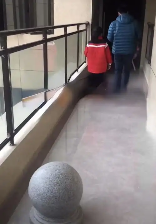 福建女子家门口被人挡上石墩,吓得孩子不敢出门,网友干得好