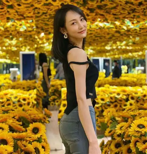 王皓艳福不浅长腿美女媳妇欢迎他回家,又白又嫩还撒娇抱一个