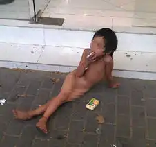 南京6岁乞讨女童抽烟照