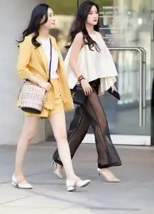 街拍活泼俏皮的女生,纯洁打扮,仿佛微风拂过的清新