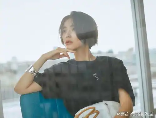 女人不管40还是50岁,都可以尝试一下内扣短发,精干利落又显气质