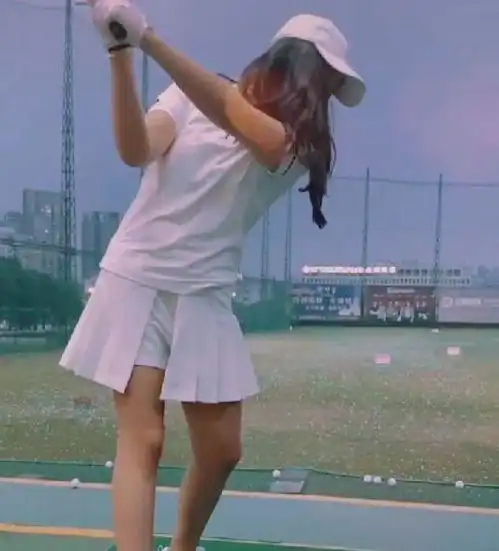 李湘带女儿打高尔夫,13岁王诗龄背影消瘦气质出众,大长腿抢镜