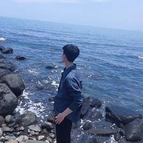 不爱发朋友圈的男人,一般都有这3个特点,中一条就招女人喜欢