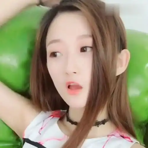 包子脸的小姐姐真可爱,有点赵丽颖的既视感,要是我女朋友就好了