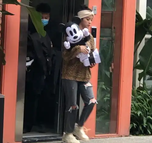 路人镜头下00后女星,张子枫精致,欧阳娜娜有点胖,赵今麦惊艳了