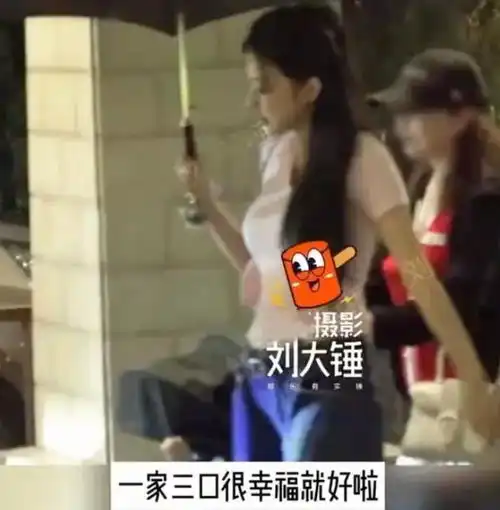 潘玮柏4岁女儿首曝光,一家三口游玩,宣云为宝贝女儿撑伞