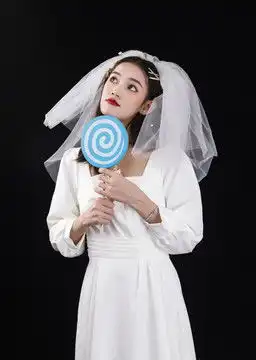 穿着白色连衣裙头纱的女性,婚纱婚礼,人物百态,摄影素材,汇图网