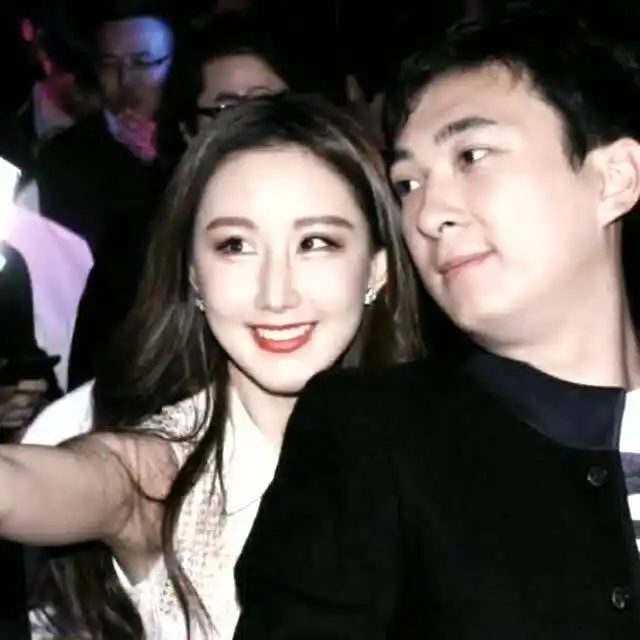 王思聪穿粉毛衣与网红逛街,每人拎一件奢侈品,长腿美女撞脸唐嫣
