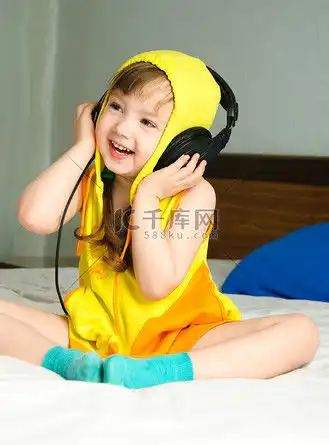听音乐女孩戴耳机唱歌摇头开心音乐放松gif图素材gif图片素材下载千库网
