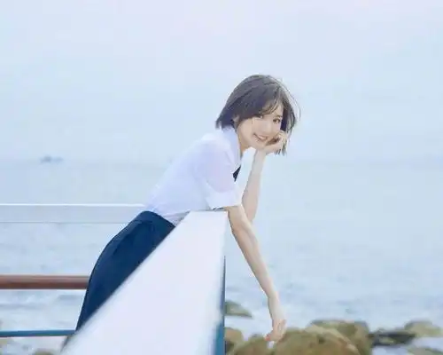 真不敢相信毛晓彤30多岁了穿起jk制服,减龄又俏皮