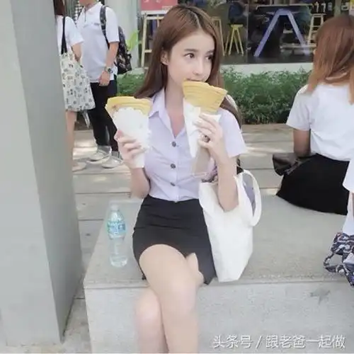紧身包臀短裙还要加条邪恶开衩,泰国女大学生校服非得这么直接