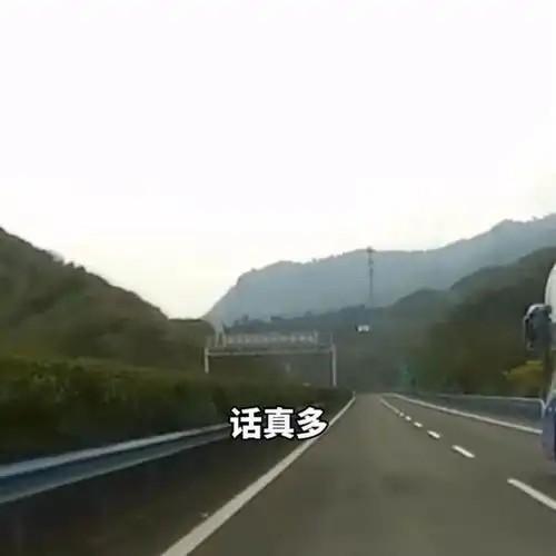 湖北咸宁女司机开车上高速,老公喋喋不休指挥,结果撞上护栏