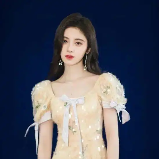 鞠婧祎的假肩,杨幂的假翘臀,女明星完美身材的假象