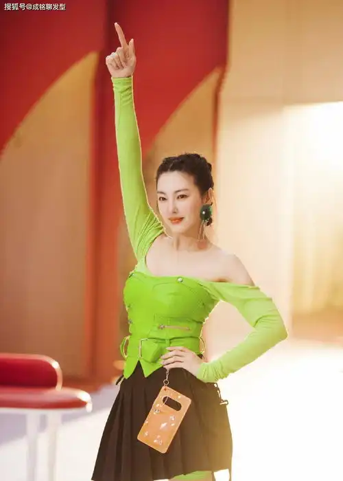 张雨绮橘色皮草亮相,脏辫烟熏妆时髦又吸睛,镂空撕扯t恤真个性