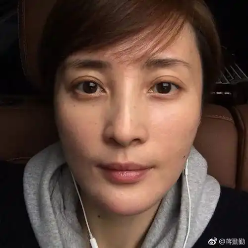 她被骂小三12年,曾是琼瑶最爱的琼女郎,如今43岁生完二胎依旧冻龄