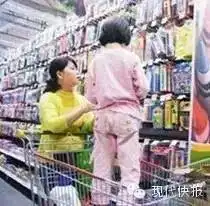 3岁女孩险些丧命超市,这件事每位家长都做过转给年轻父母