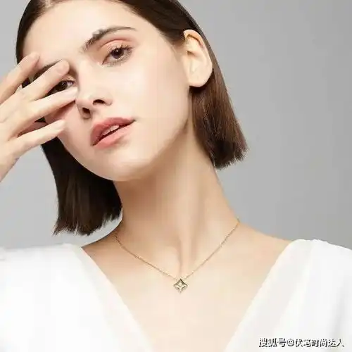 有气质的女人,很少戴这4种首饰,掉档次不说,还显俗气