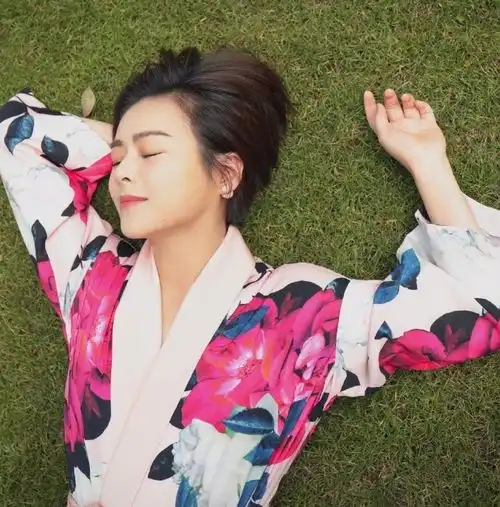上海美女主持陈辰晒美照露出大长腿,身材太绝