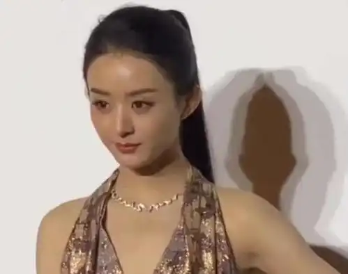 赵丽颖代言新产品,33岁状态嫩如少女,怼脸镜头看愣了网友
