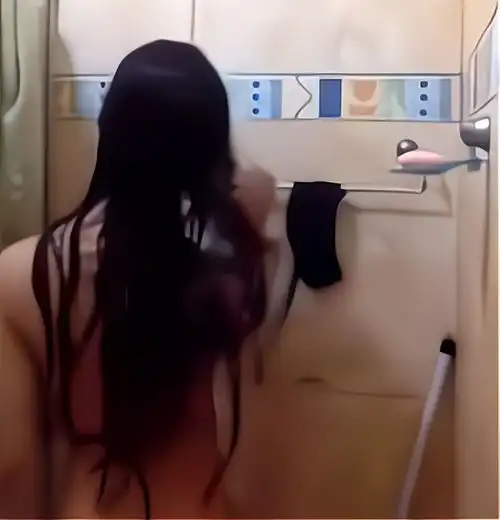 山东财经一女大学生洗澡被偷拍,浴室外很刺眼,学生不是第一次