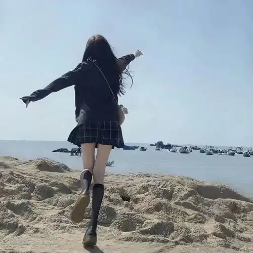 女生头像失落时悄悄伸出手和风击个掌