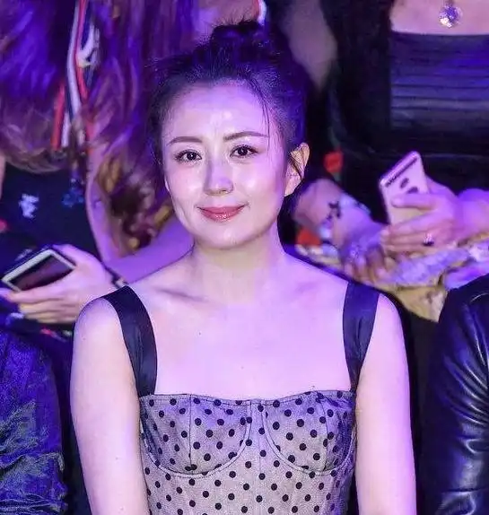 17岁爆红34岁未婚先孕,孩子生父至今是谜,今45岁很幸福