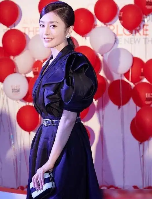 秦岚气质优雅,穿黑色连衣裙华丽又大气,成熟又有女人味