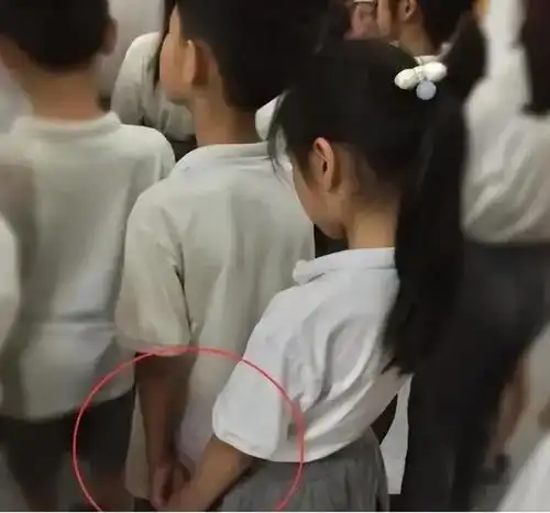 初中生毒友谊出现了,家长没当回事,却比早恋危害更大