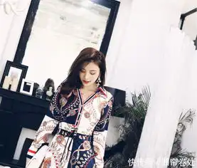 印花长裙,尽显女神风范,白皙性感美女,高跟鞋很漂亮