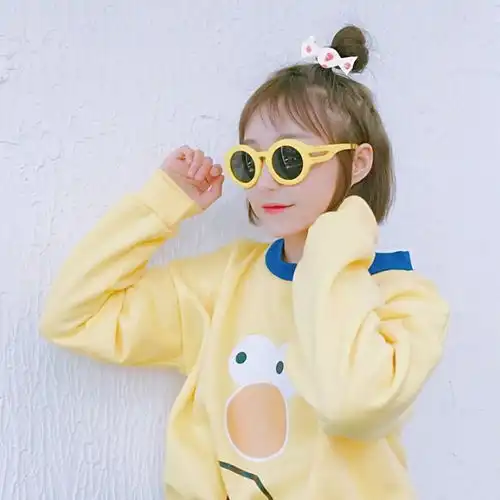 黄衣眼镜丸子头