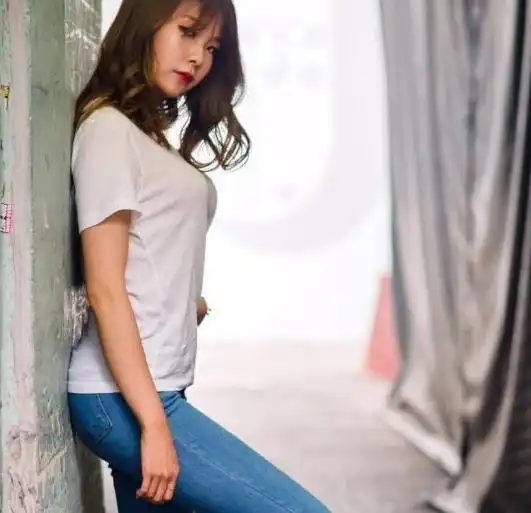 时尚飘逸的牛仔裤美女,好像邻家小姐姐一般